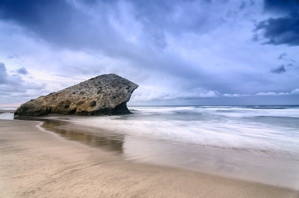 Plaża Playa de Monsul na wybrzeżu Costa de Almeria w Hiszpanii