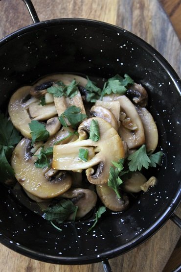 champiñones a la plancha - przepis na pieczarki smażone na oliwie