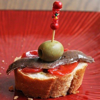 Hiszpańska przystawka z anchois, oliwką i papryką - przepis 