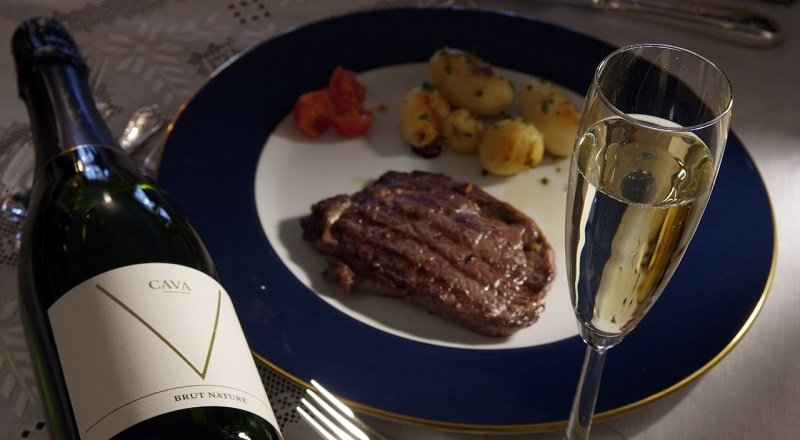 wino cava - z czym łączyć Cava - jakie potrawy pasują do tego wina