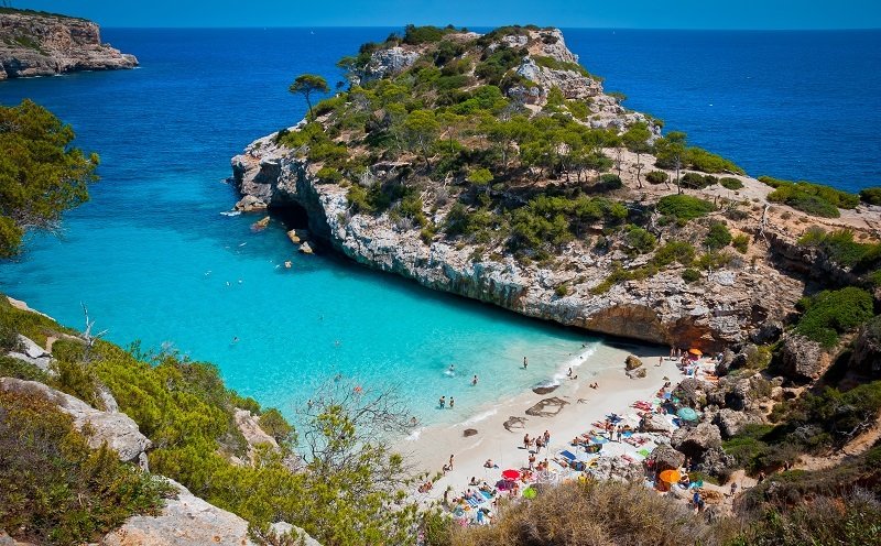 Dziewicza plaża Caló des Moro (Majorka)