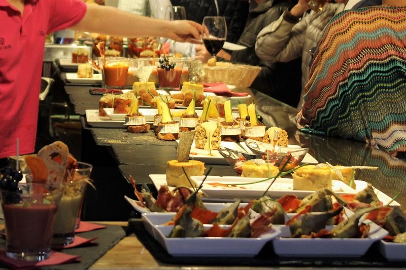 Zwyczaj jedzenia tapas i picia wina w Logroño przy Calle del Laurel