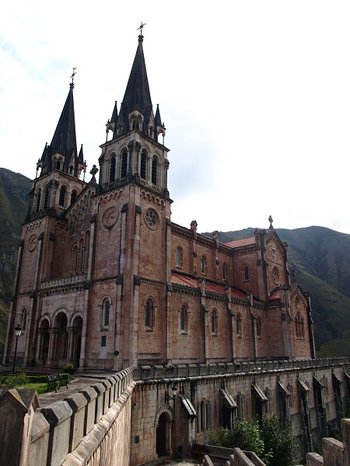 Bazylika w sanktuarium maryjnym Covadonga w Asturii