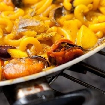 fideos z owocami morza - przepis