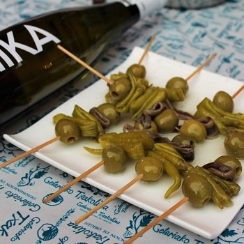 Przepis na koreczki pintxo z oliwką, anchois i papryczką chili