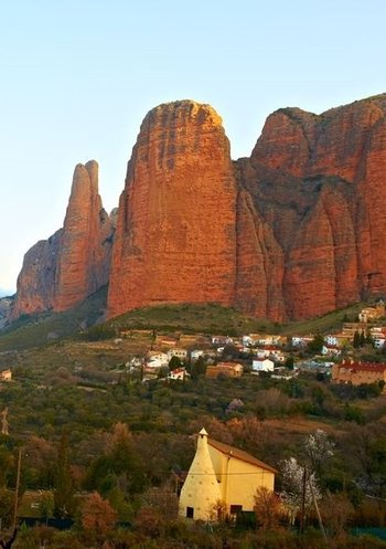 Mallos de Riglos - turnie mallos w Aragonii, Hiszpania