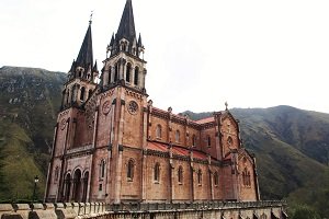 Bazylika w sanktuarium maryjnym Covadonga w Picos de Europa (Asturia)