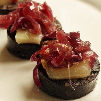 Morcilla con cebolla caramelizada y queso de cabra