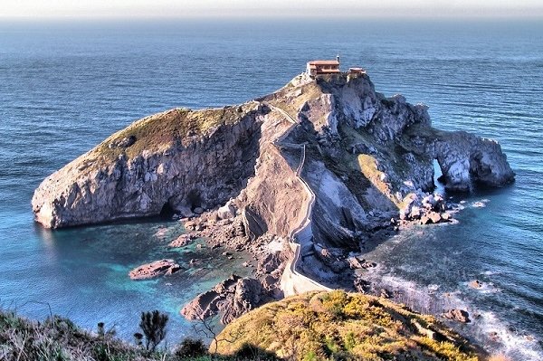 Skalista wysepka Gaztelugatxe w Kraju Basków w Hiszpanii