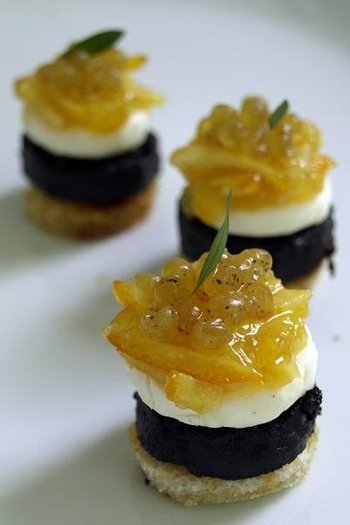 hiszpańska przystawka - pincho z kaszanką, kozim serem i konfiturą