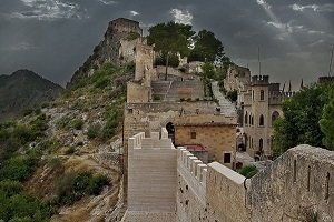 Miasteczko Xàtiva w Hiszpanii niedaleko Walencji ze średniowiecznym zamkiem