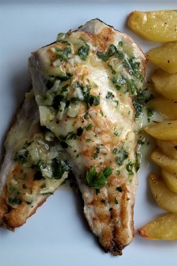 Hiszpański przepis na okonia morskiego w sosie salsa verde
