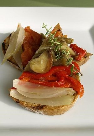 Escalivada to wyborny przepis na soczystą sałatkę z grillowanych warzyw