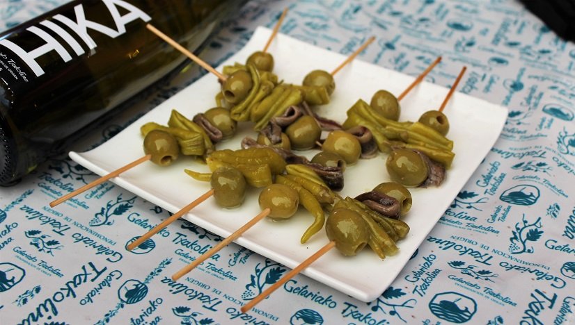 Przepis na koreczki pintxo z oliwką, anchois i zieloną papryką