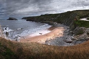 Plaża niedaleko miejscowości Liencres na wybrzeżu Costa Quebrada w Kantabrii (Hiszpania)