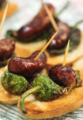Kuchnia Nawarry - pincho z chistorrą i papryczką piquillo