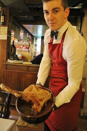 Restauracja Casa Román - Sepúlveda, Hiszpania. Polecamy skosztownie lechazo czyli pieczonego mięsa z jagnięcia mlecznego
