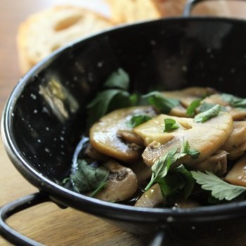 champiñones a la plancha - przepis na pieczarki smażone na oliwie