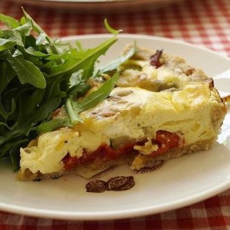 Przekąski przystawki tapas - tarta z serem i orzechami piniowymi