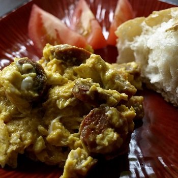 Jajecznica z chorizo (duelos y quebrantos)
